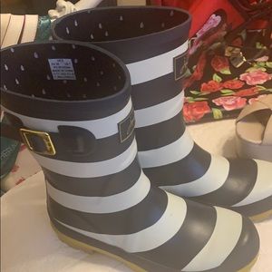 I have for sale a pair of Rain Boots.